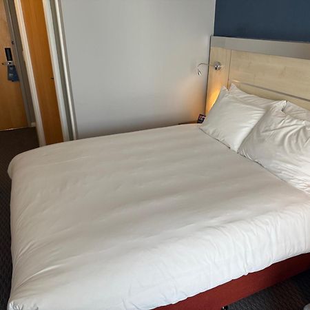 Holiday Inn Express Swindon City Centre By Ihg Екстериор снимка