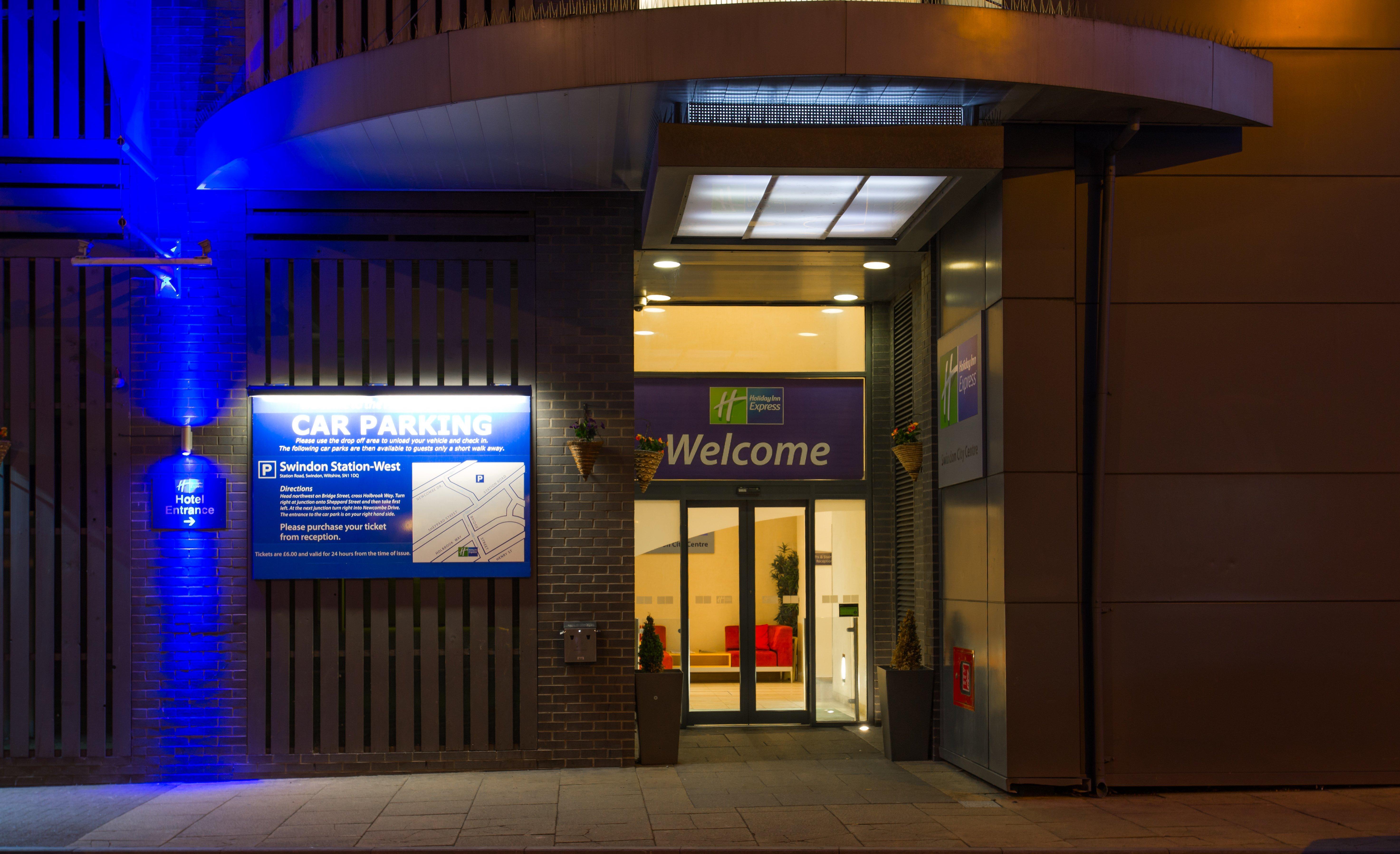 Holiday Inn Express Swindon City Centre By Ihg Екстериор снимка
