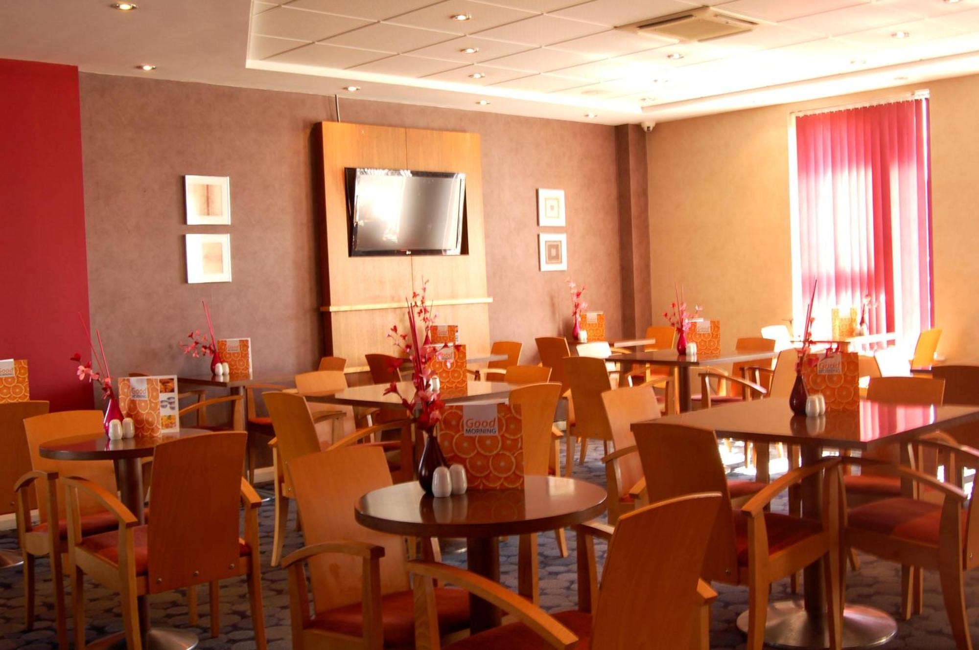 Holiday Inn Express Swindon City Centre By Ihg Екстериор снимка