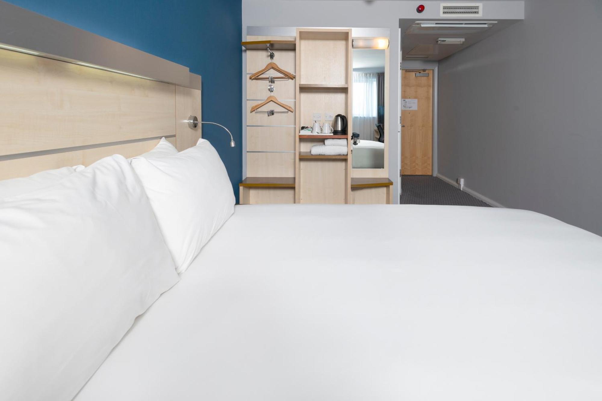 Holiday Inn Express Swindon City Centre By Ihg Екстериор снимка