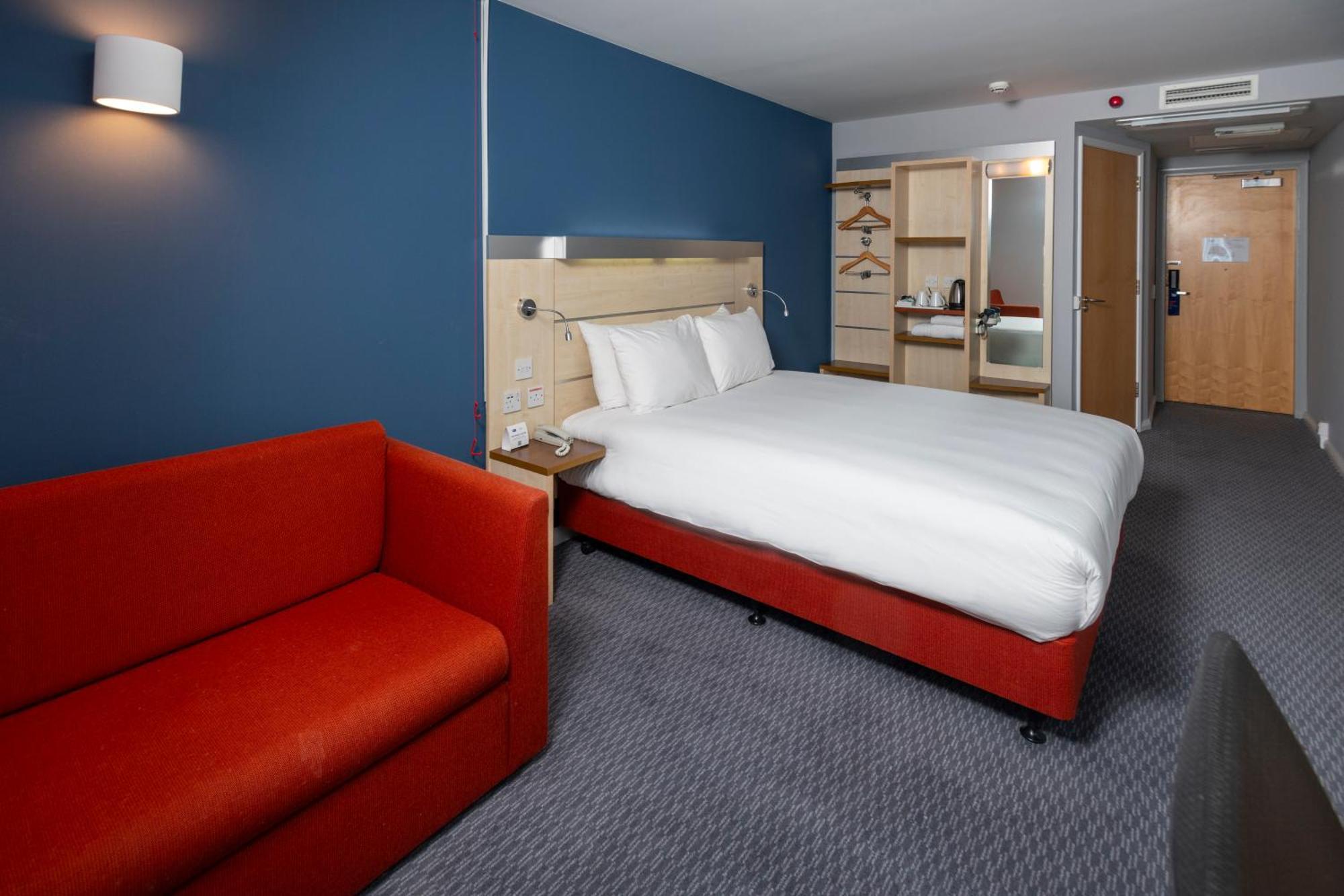 Holiday Inn Express Swindon City Centre By Ihg Екстериор снимка