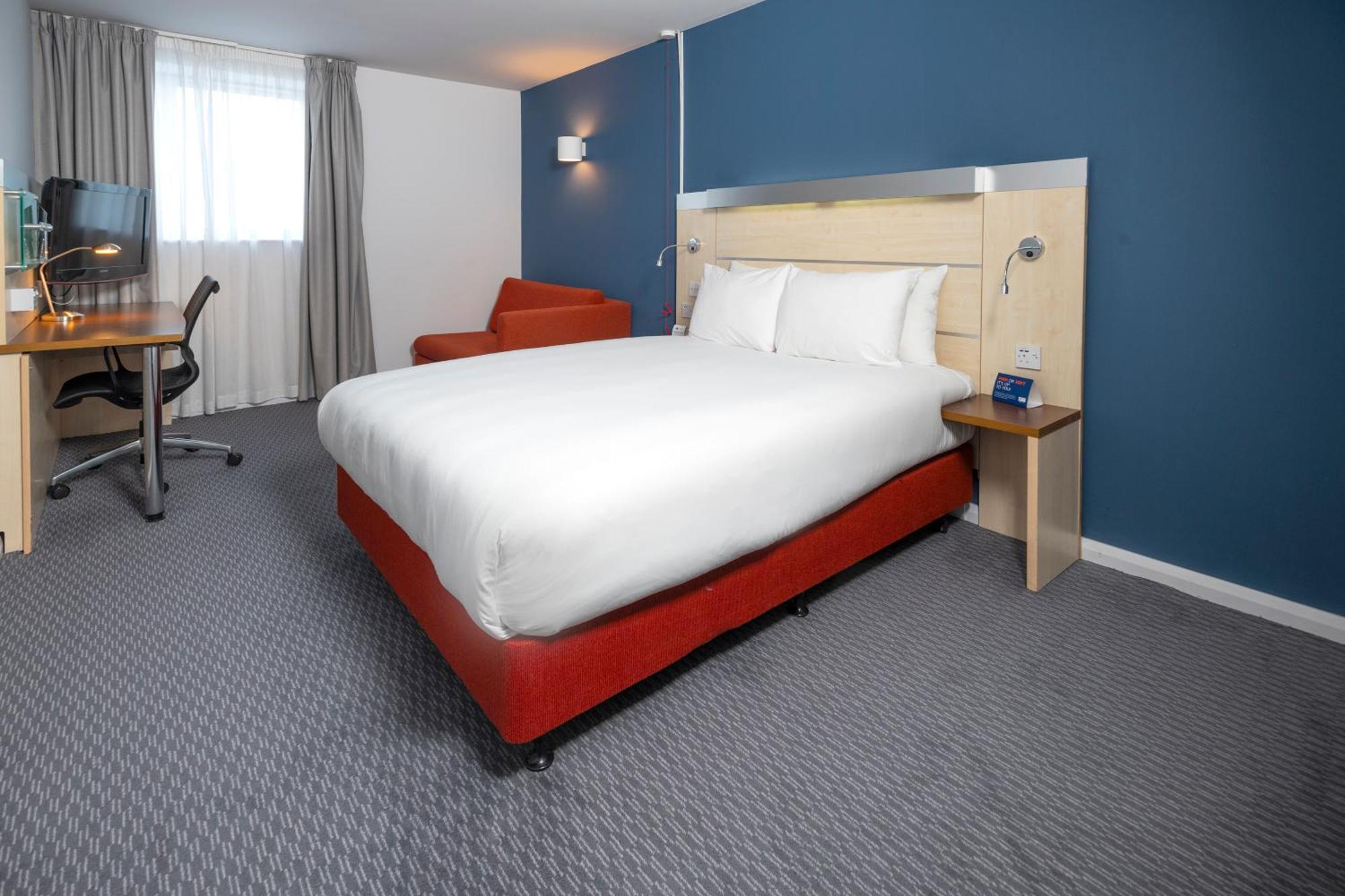 Holiday Inn Express Swindon City Centre By Ihg Екстериор снимка