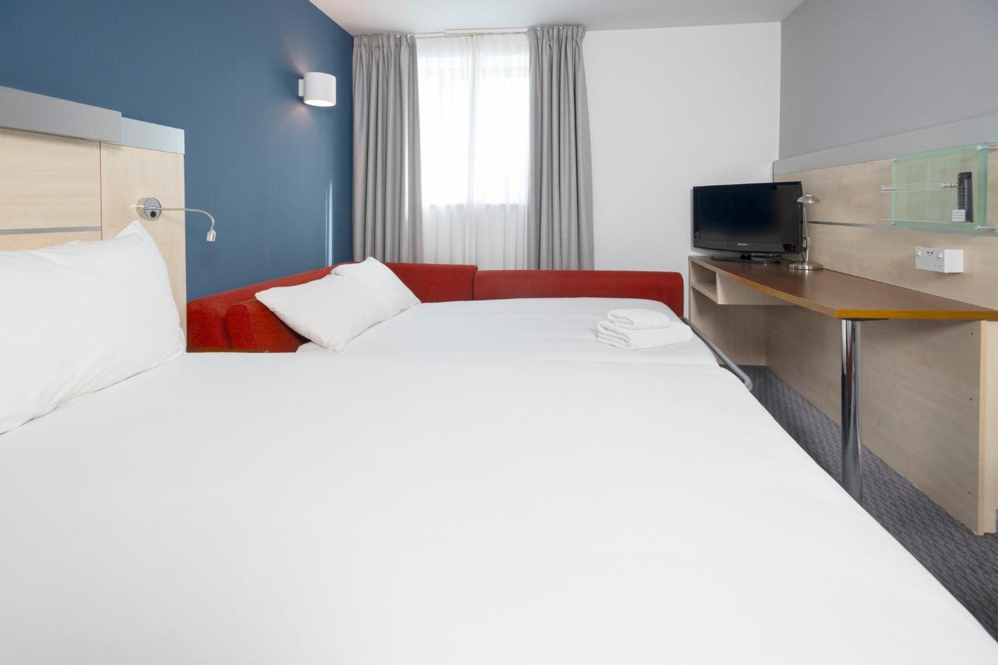 Holiday Inn Express Swindon City Centre By Ihg Екстериор снимка
