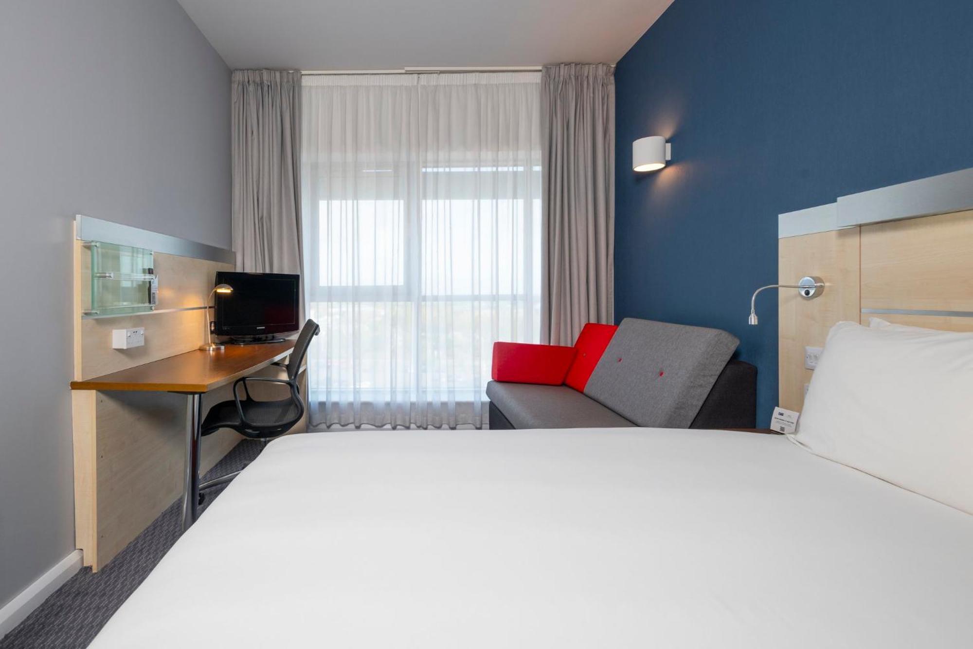 Holiday Inn Express Swindon City Centre By Ihg Екстериор снимка