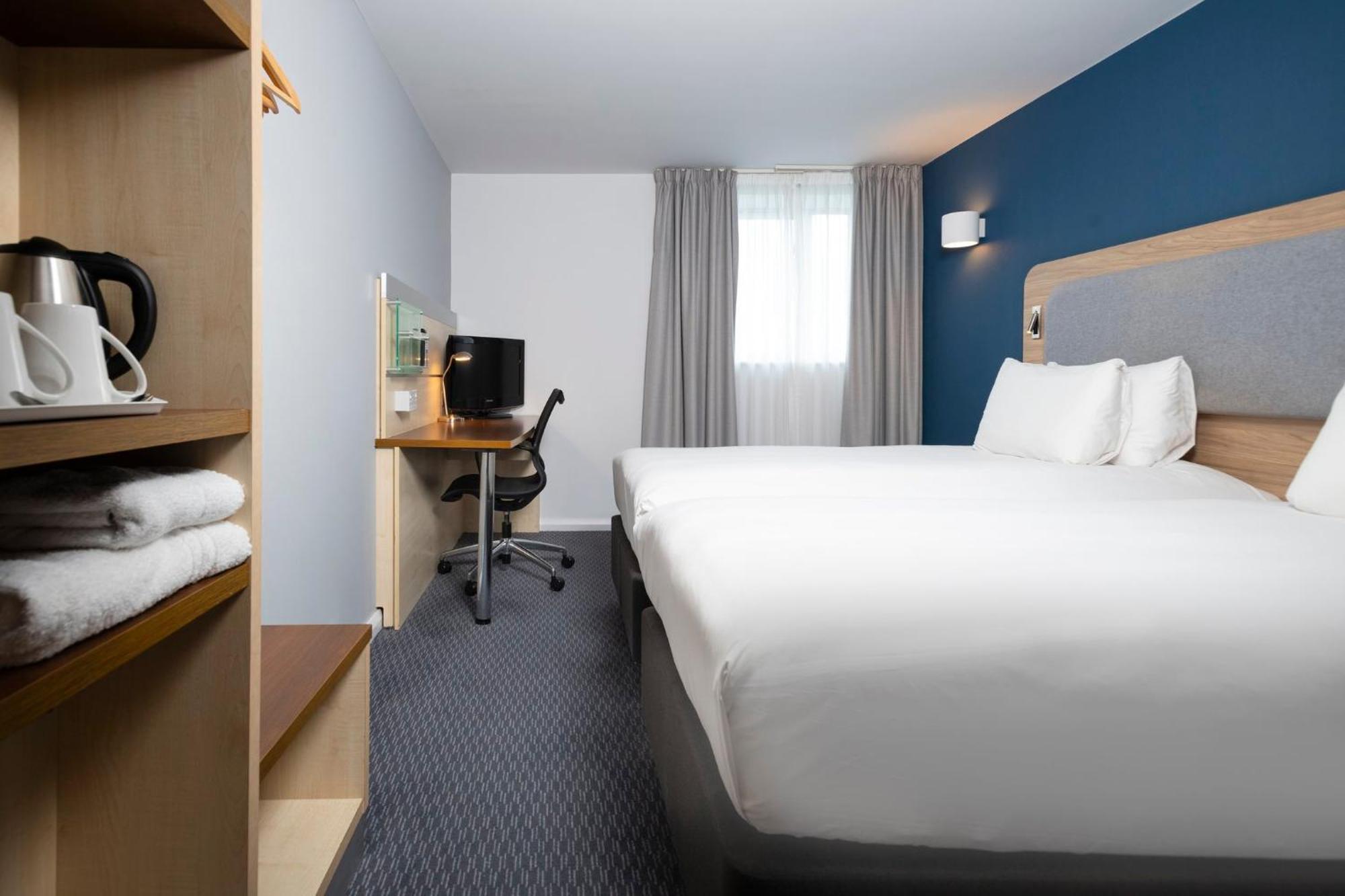 Holiday Inn Express Swindon City Centre By Ihg Екстериор снимка