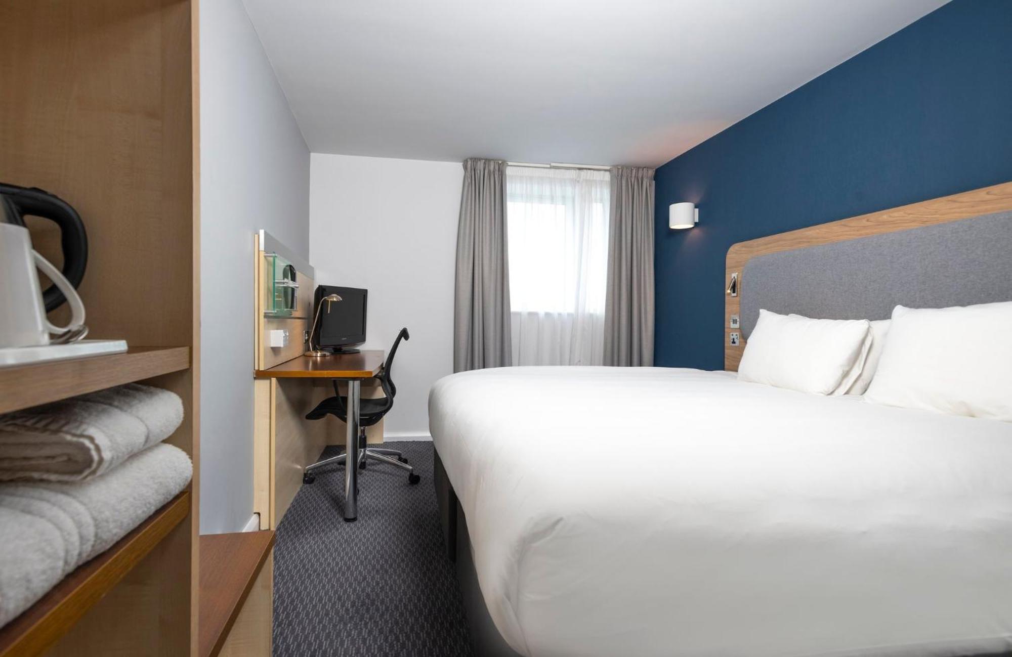 Holiday Inn Express Swindon City Centre By Ihg Екстериор снимка