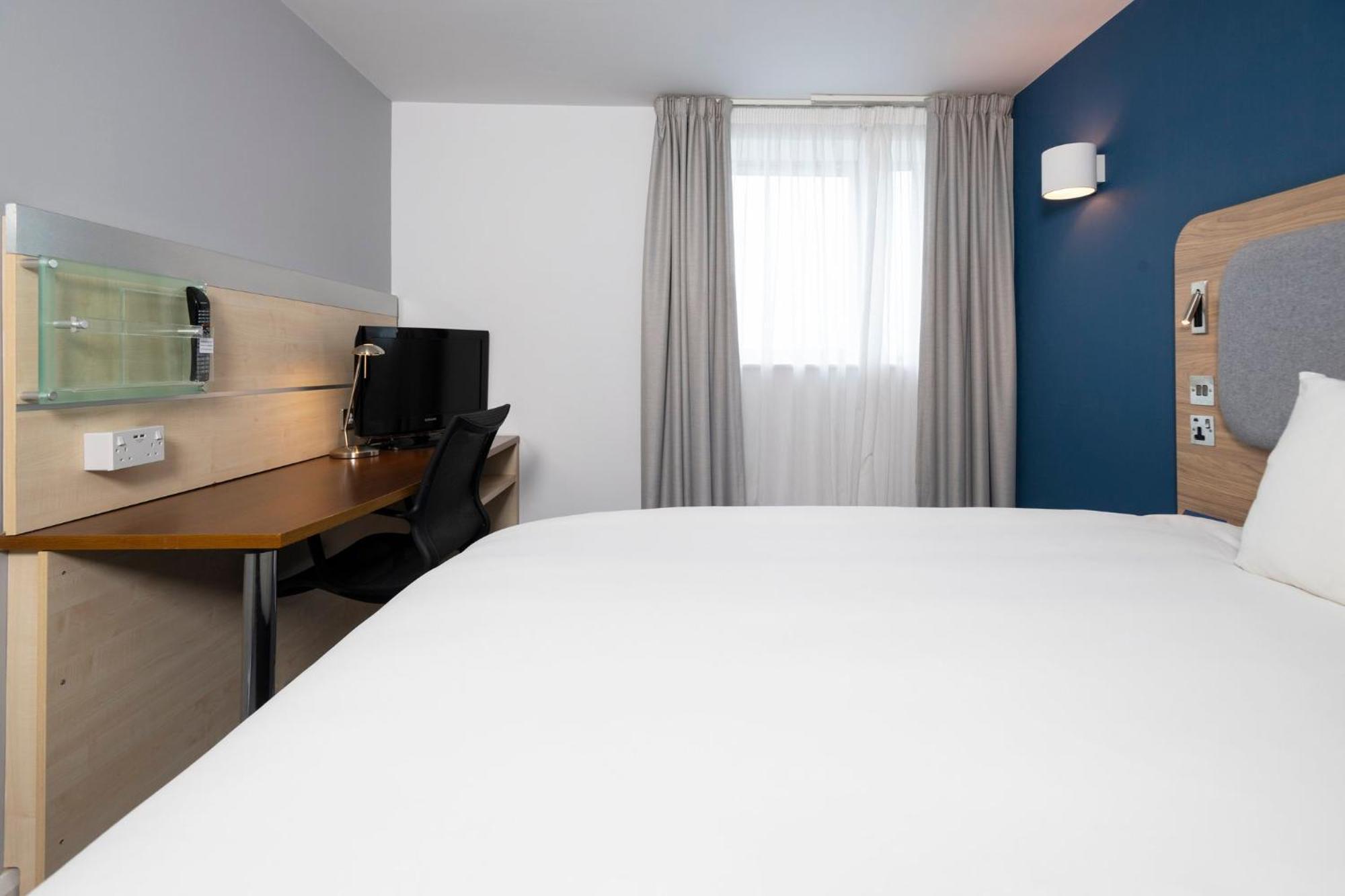 Holiday Inn Express Swindon City Centre By Ihg Екстериор снимка