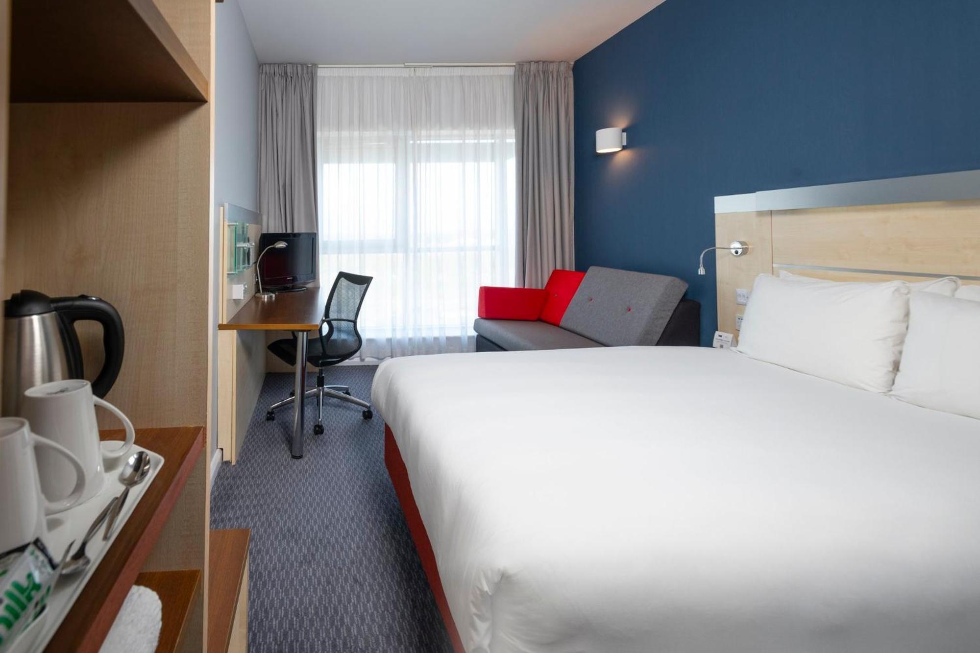 Holiday Inn Express Swindon City Centre By Ihg Екстериор снимка