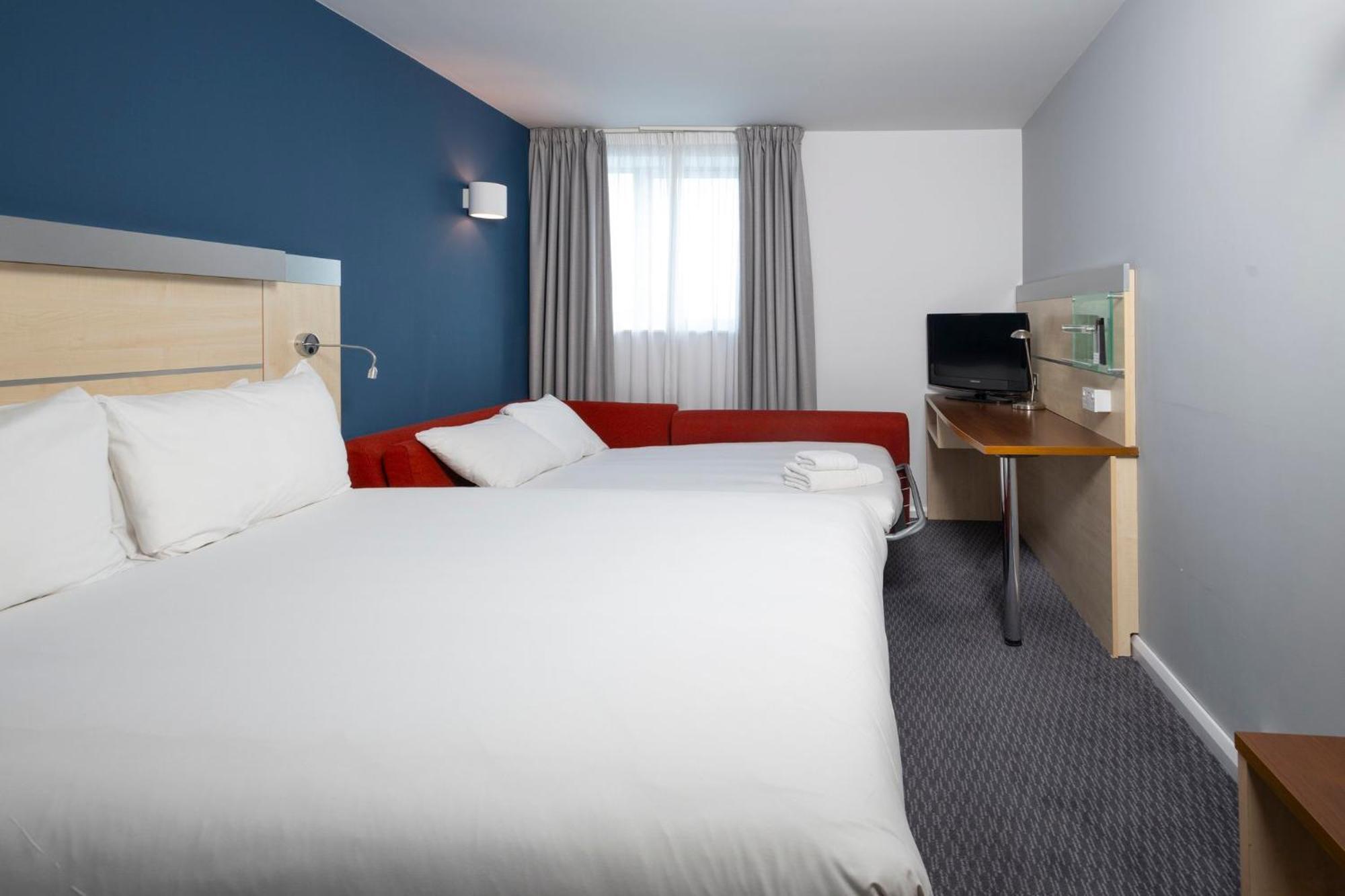 Holiday Inn Express Swindon City Centre By Ihg Екстериор снимка