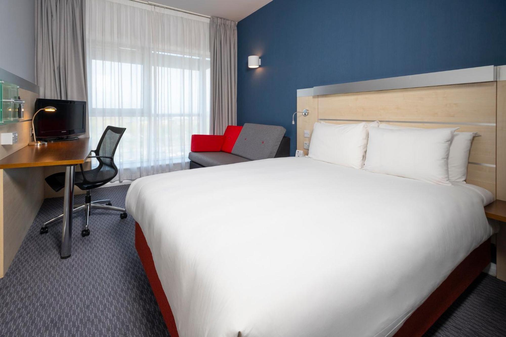 Holiday Inn Express Swindon City Centre By Ihg Екстериор снимка
