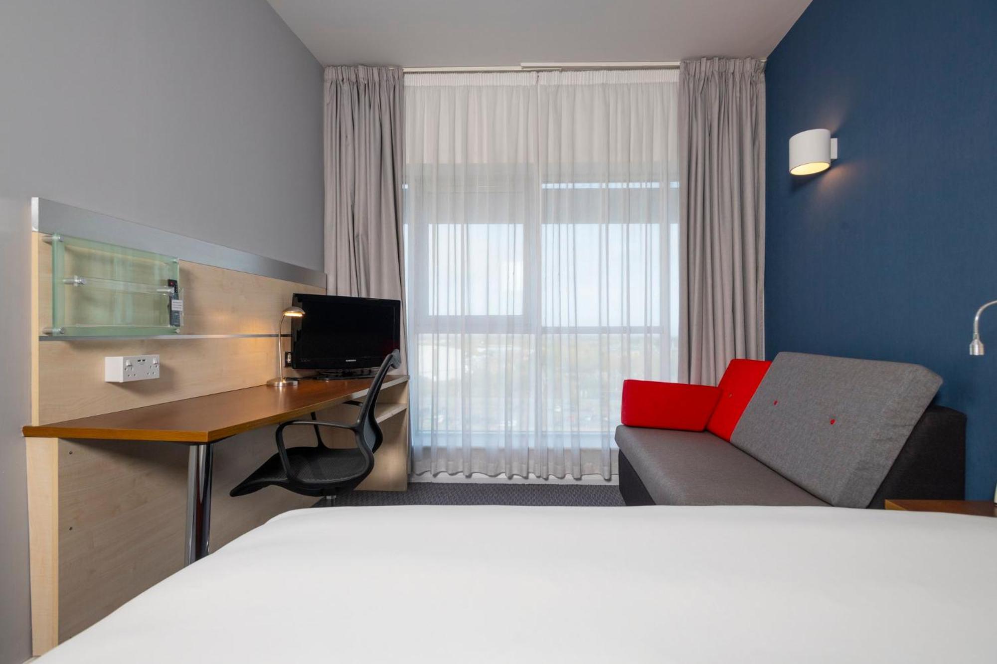 Holiday Inn Express Swindon City Centre By Ihg Екстериор снимка