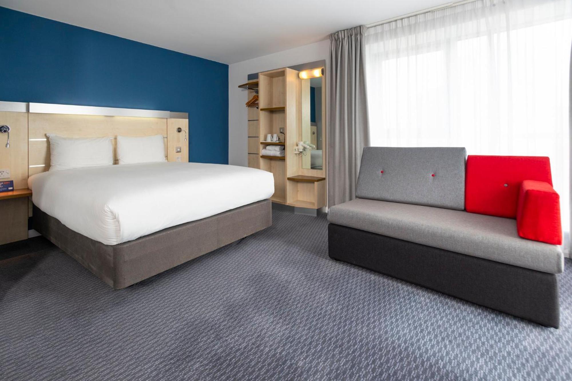 Holiday Inn Express Swindon City Centre By Ihg Екстериор снимка