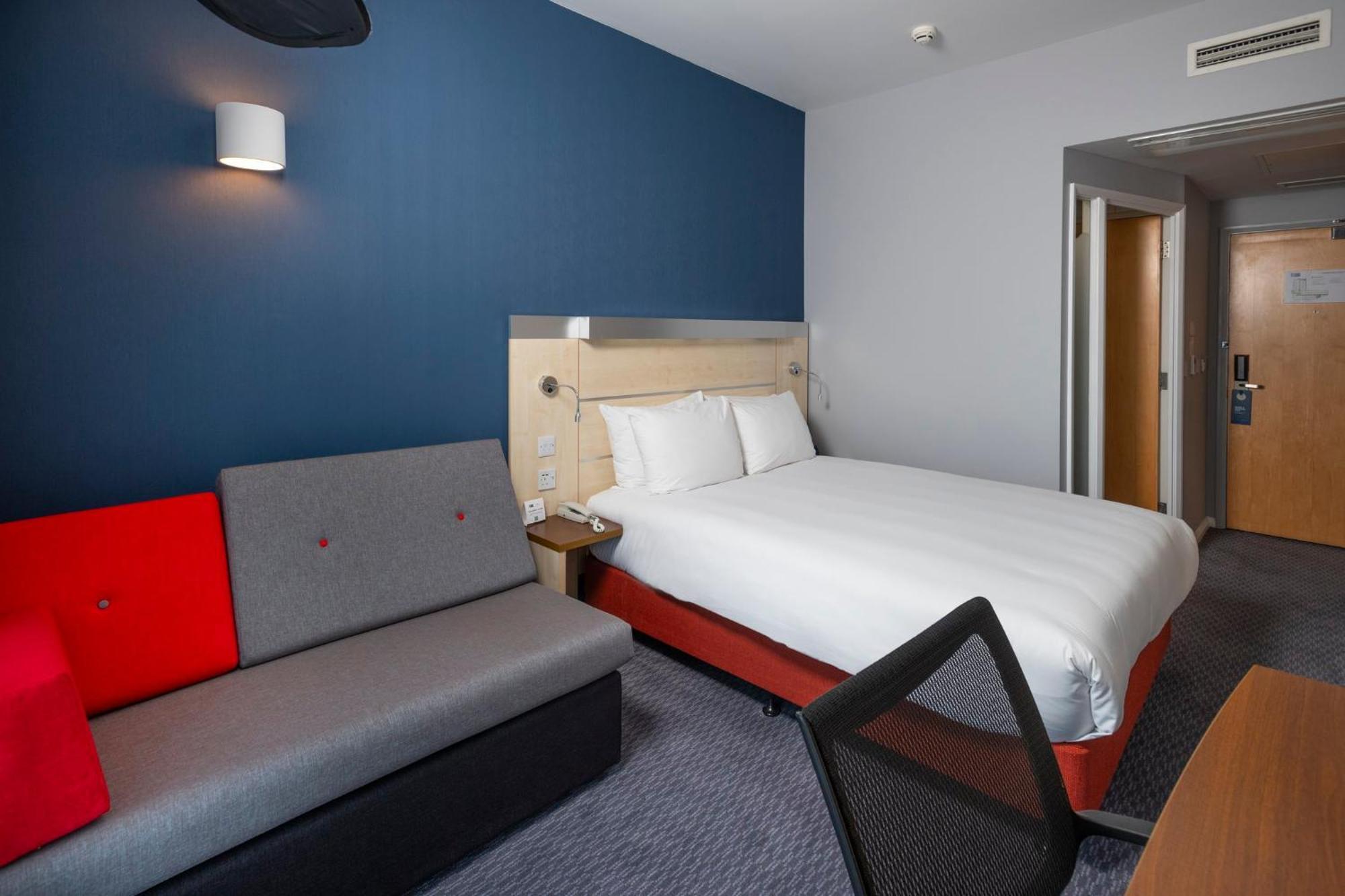 Holiday Inn Express Swindon City Centre By Ihg Екстериор снимка