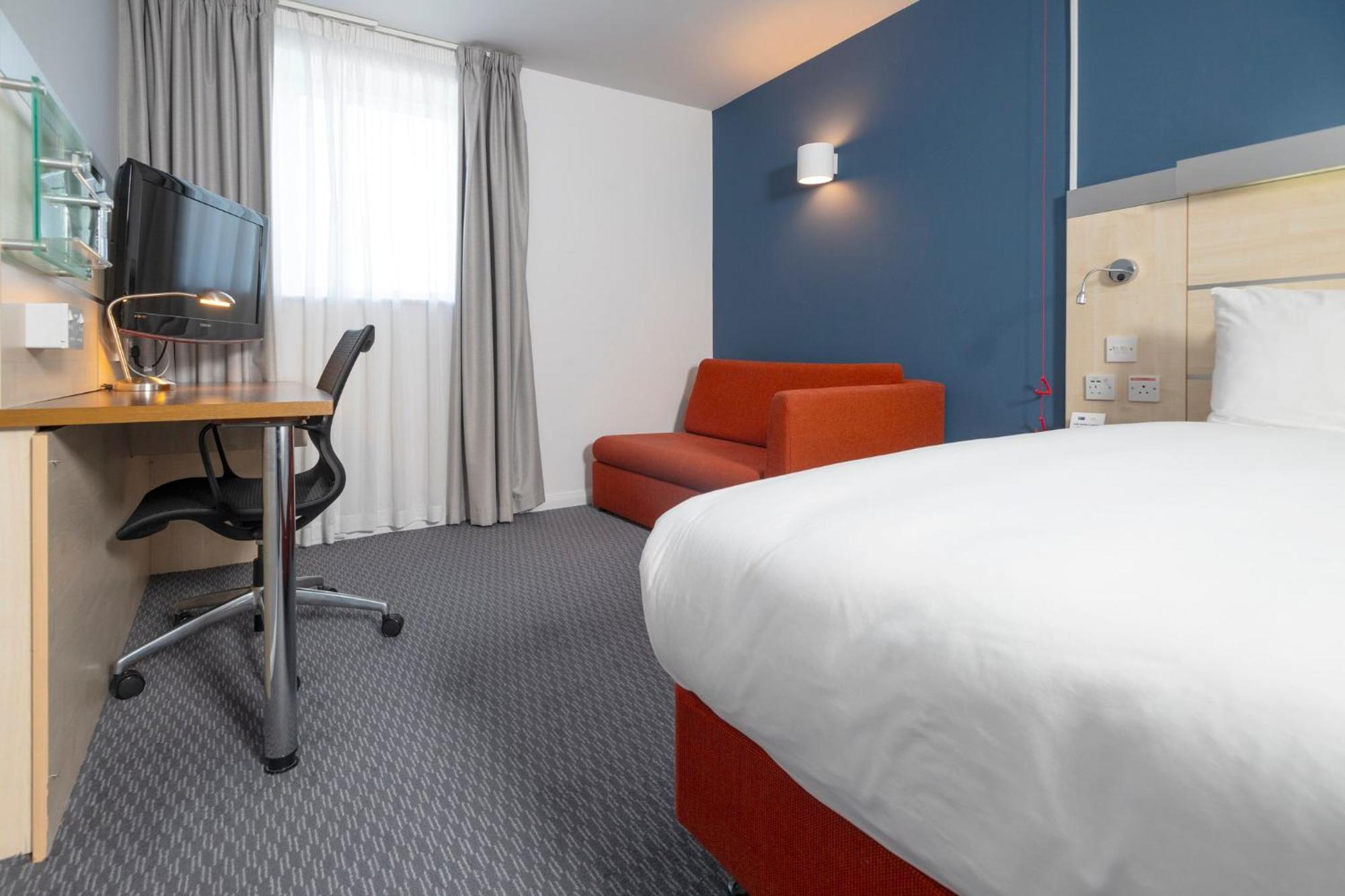 Holiday Inn Express Swindon City Centre By Ihg Екстериор снимка