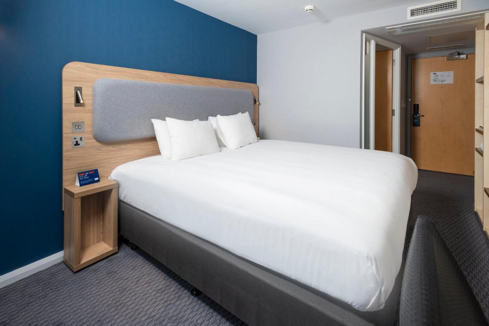 Holiday Inn Express Swindon City Centre By Ihg Екстериор снимка