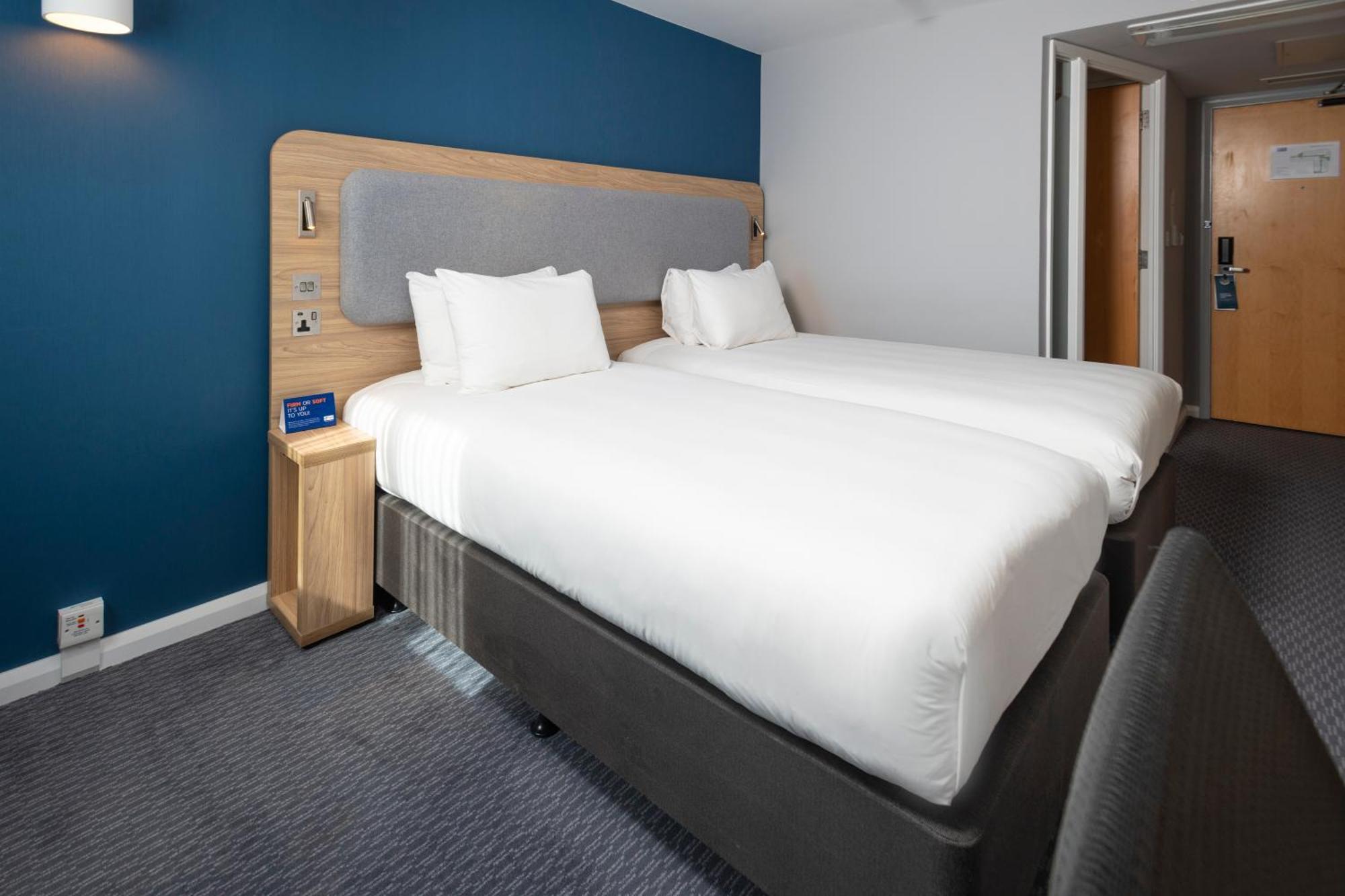Holiday Inn Express Swindon City Centre By Ihg Екстериор снимка