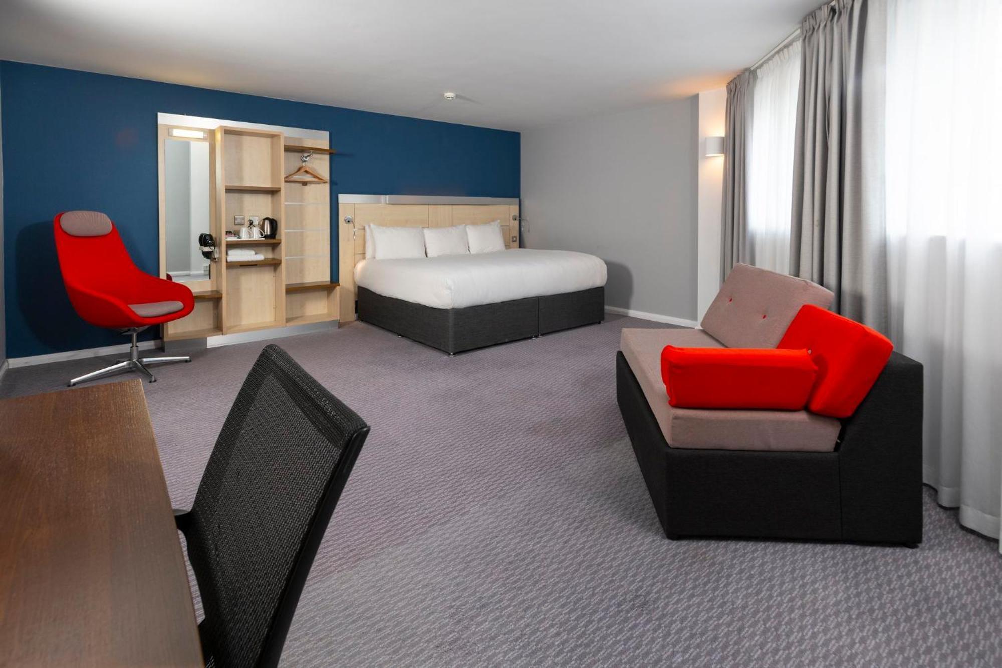 Holiday Inn Express Swindon City Centre By Ihg Екстериор снимка