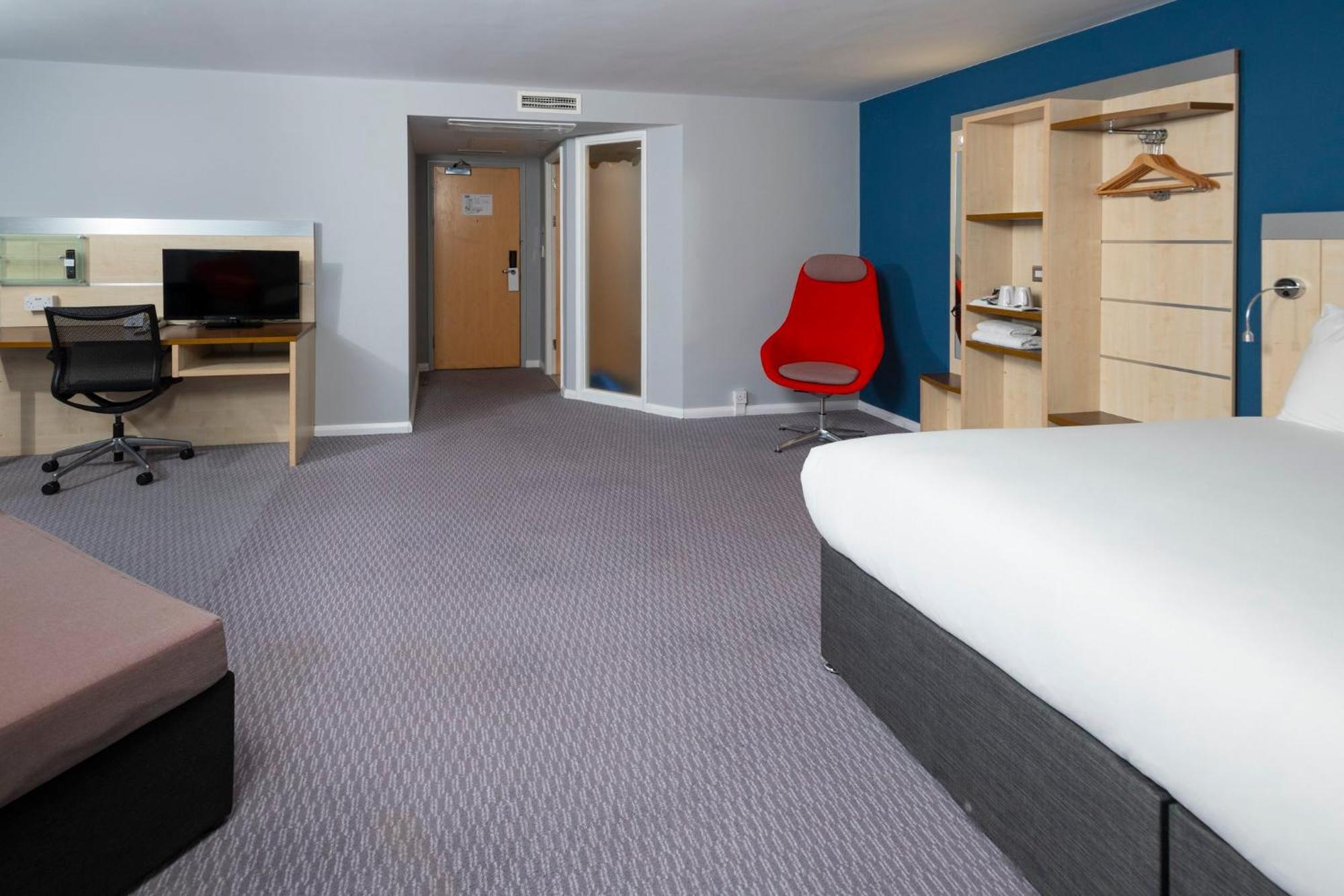 Holiday Inn Express Swindon City Centre By Ihg Екстериор снимка