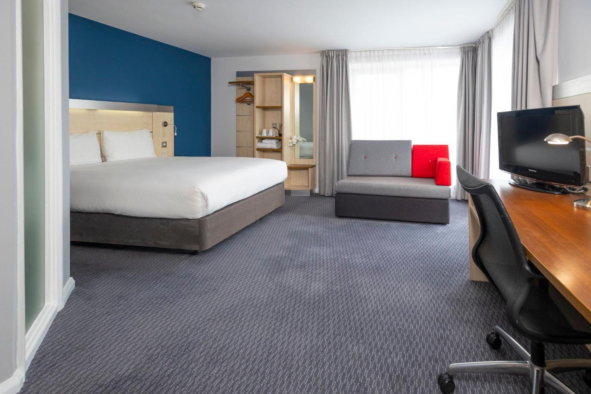 Holiday Inn Express Swindon City Centre By Ihg Екстериор снимка