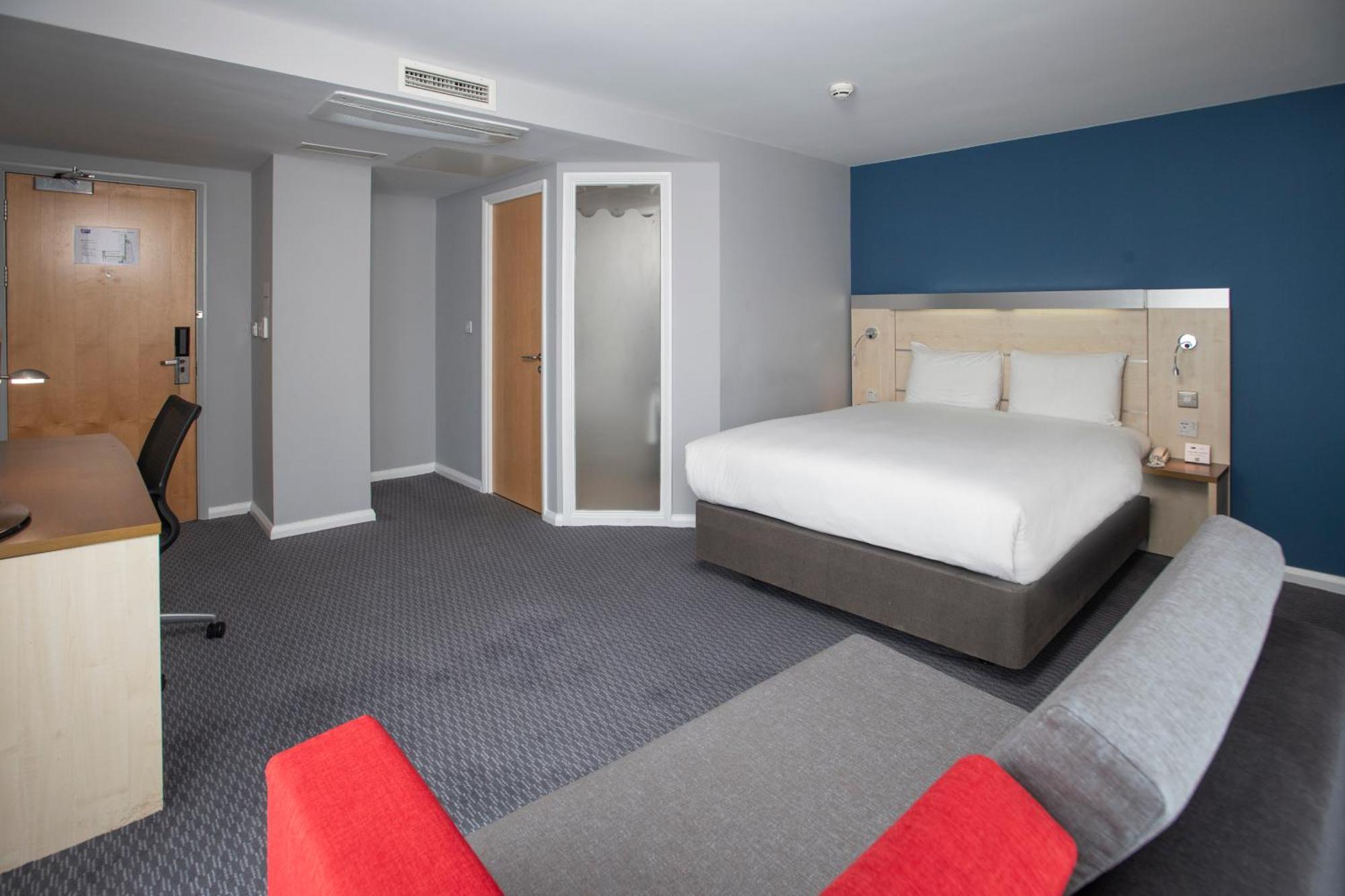 Holiday Inn Express Swindon City Centre By Ihg Екстериор снимка