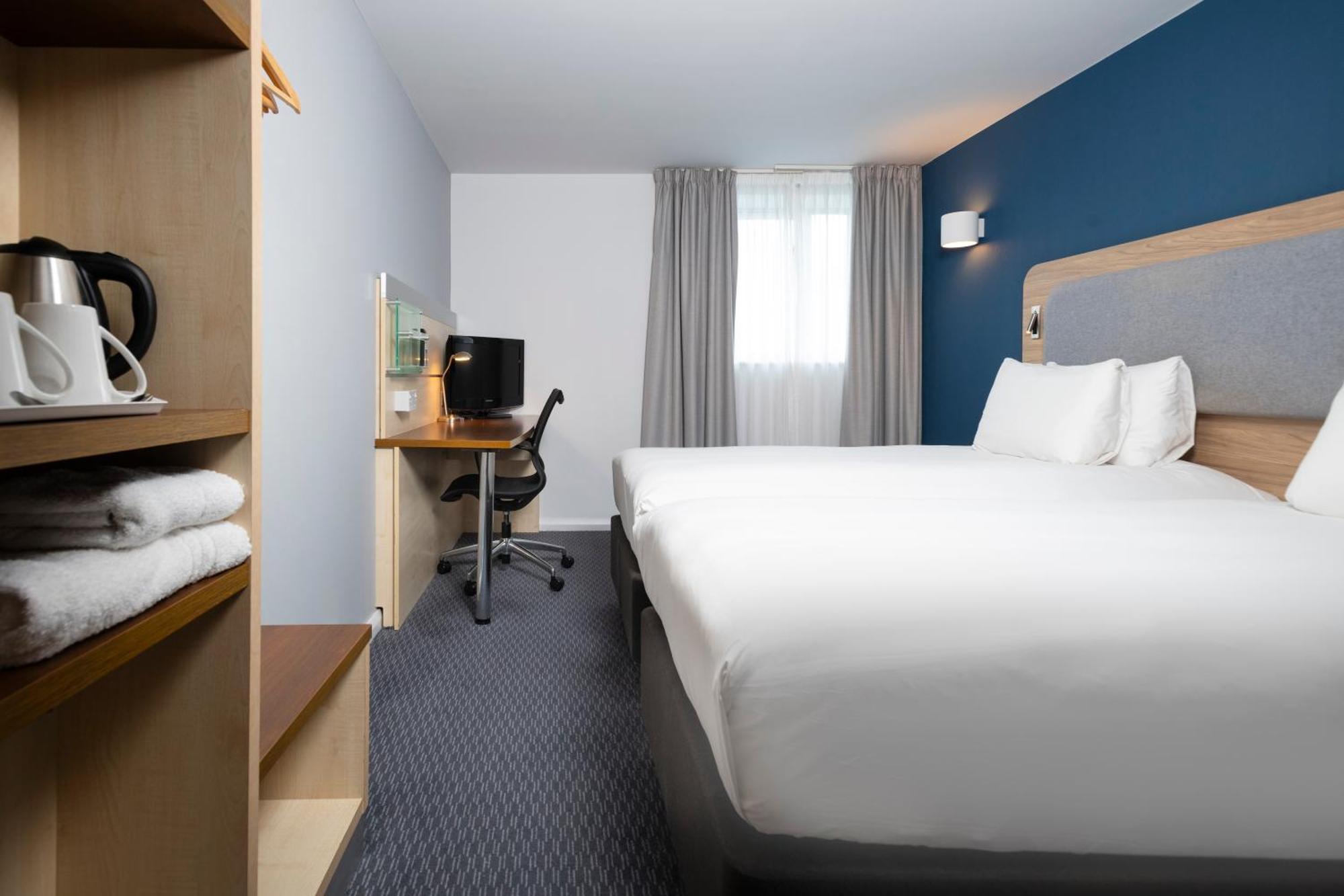 Holiday Inn Express Swindon City Centre By Ihg Екстериор снимка
