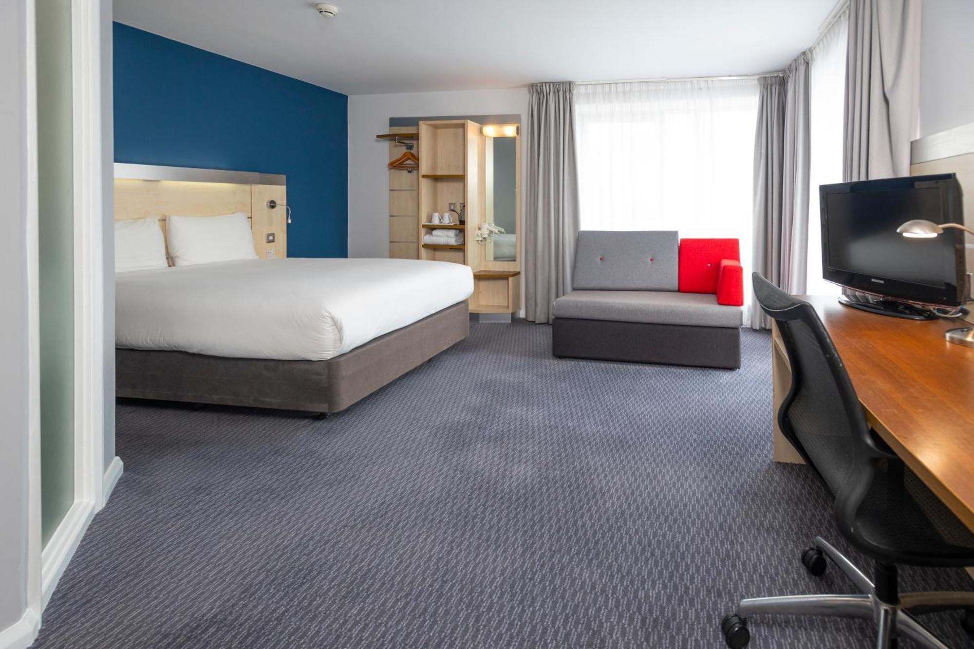 Holiday Inn Express Swindon City Centre By Ihg Екстериор снимка