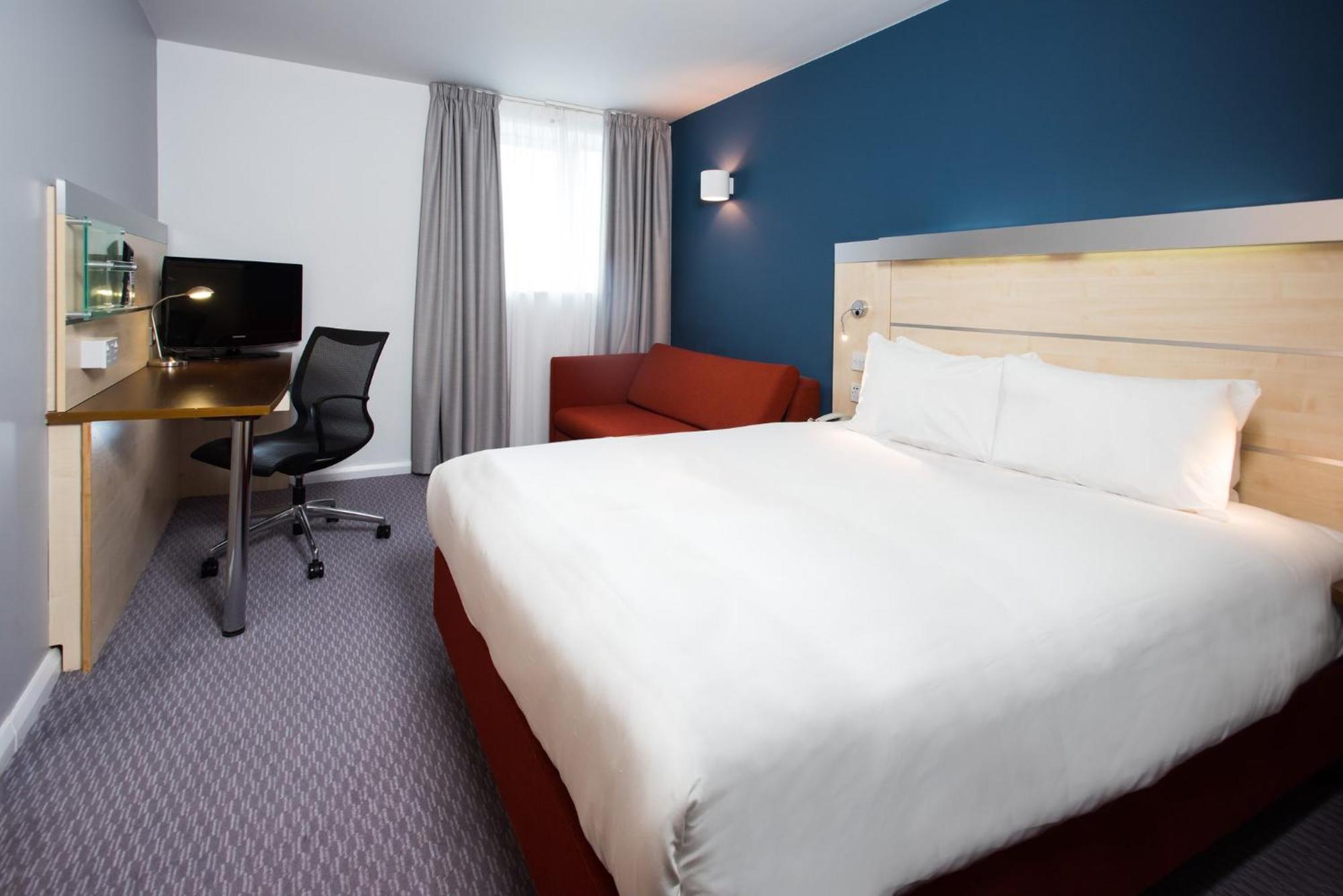 Holiday Inn Express Swindon City Centre By Ihg Екстериор снимка