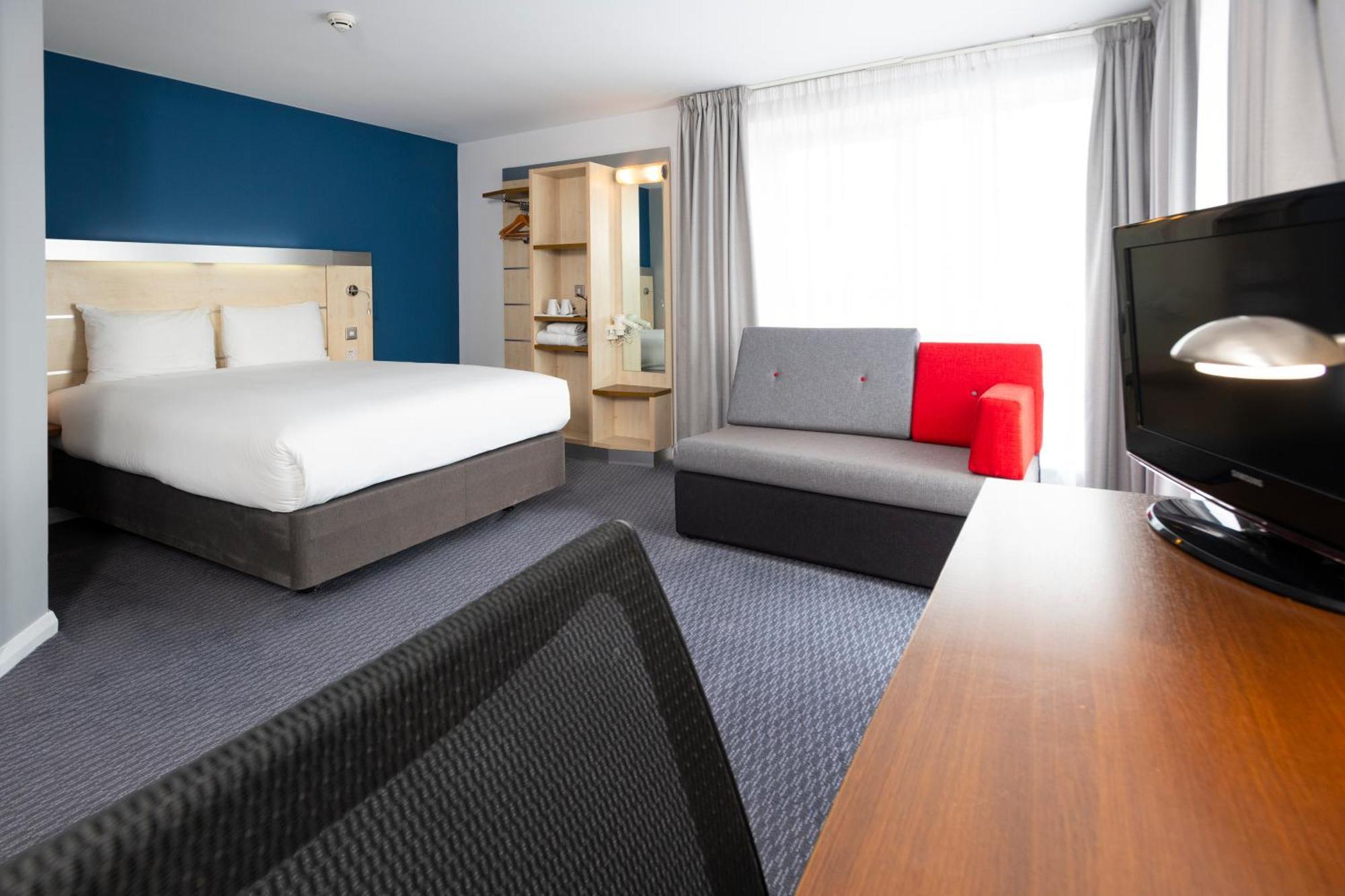 Holiday Inn Express Swindon City Centre By Ihg Екстериор снимка