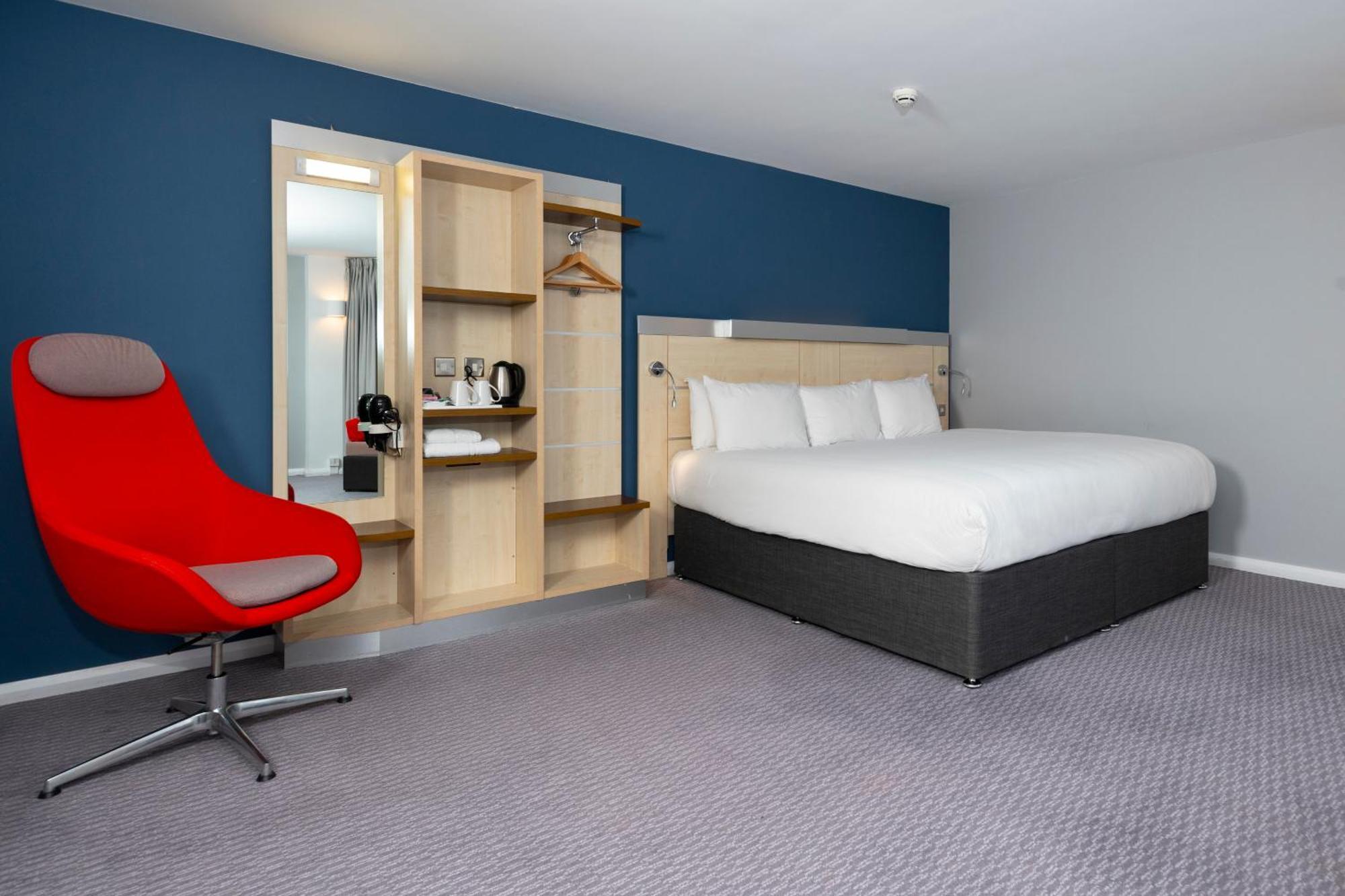 Holiday Inn Express Swindon City Centre By Ihg Екстериор снимка