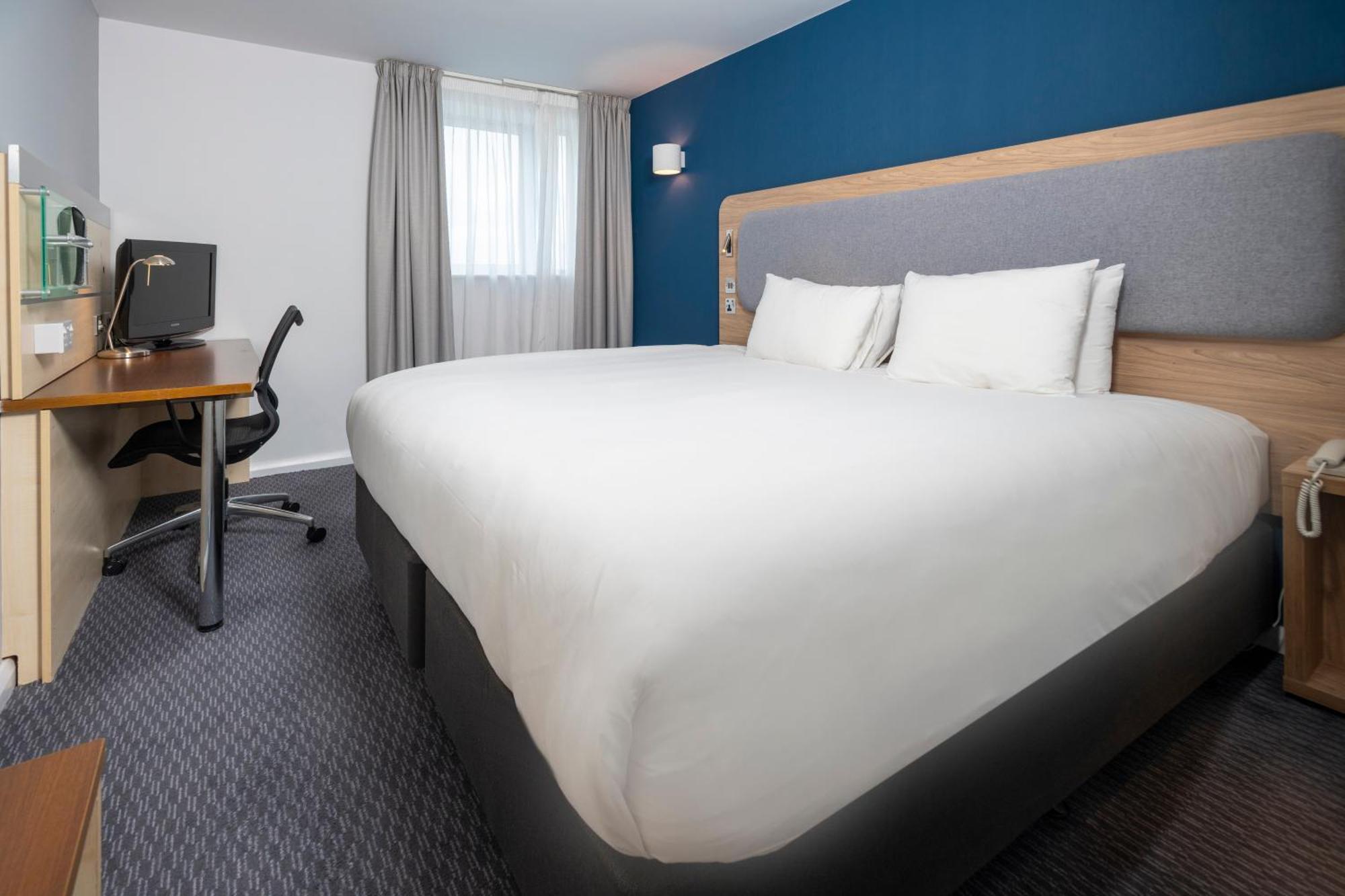 Holiday Inn Express Swindon City Centre By Ihg Екстериор снимка