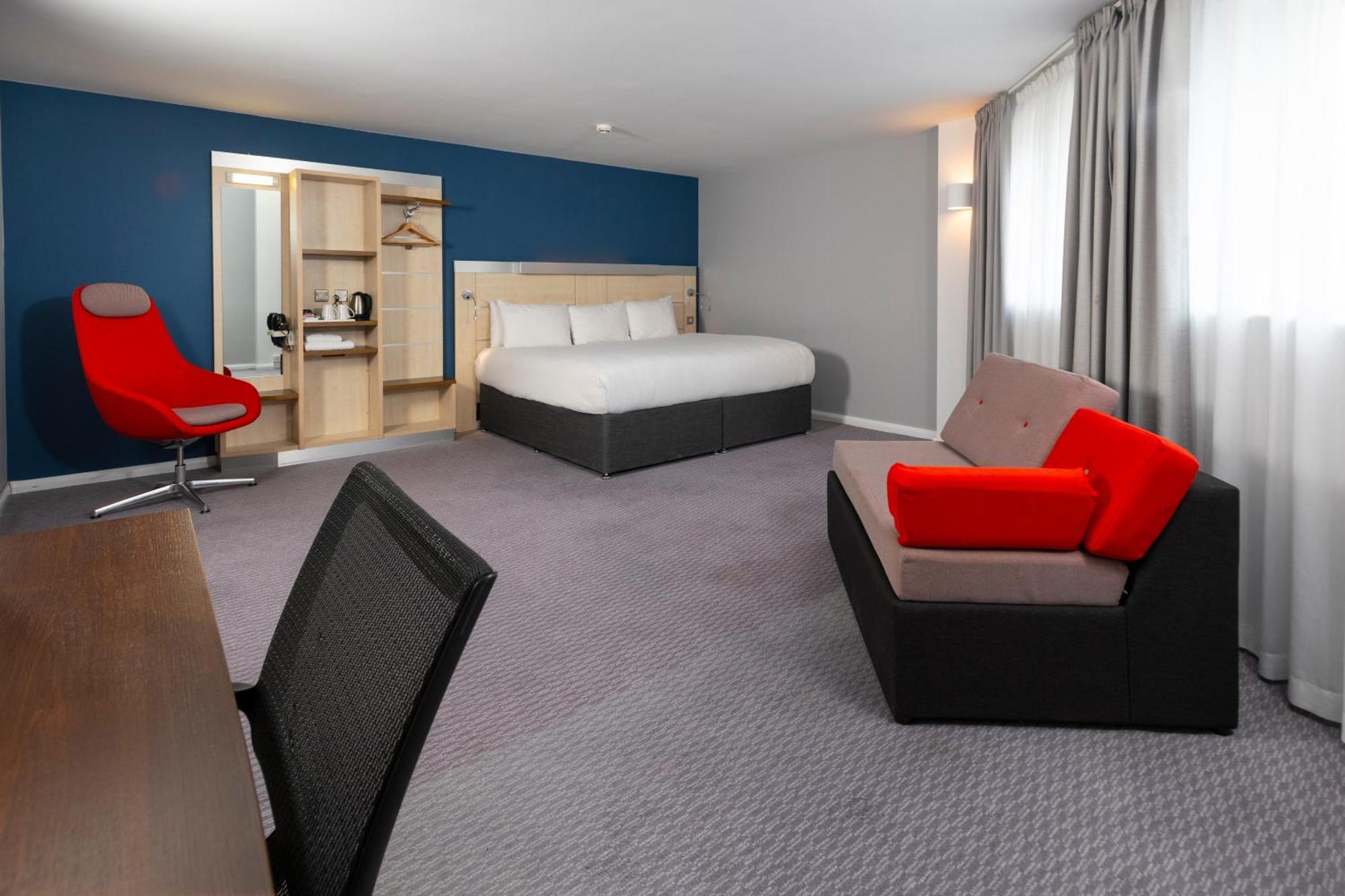 Holiday Inn Express Swindon City Centre By Ihg Екстериор снимка