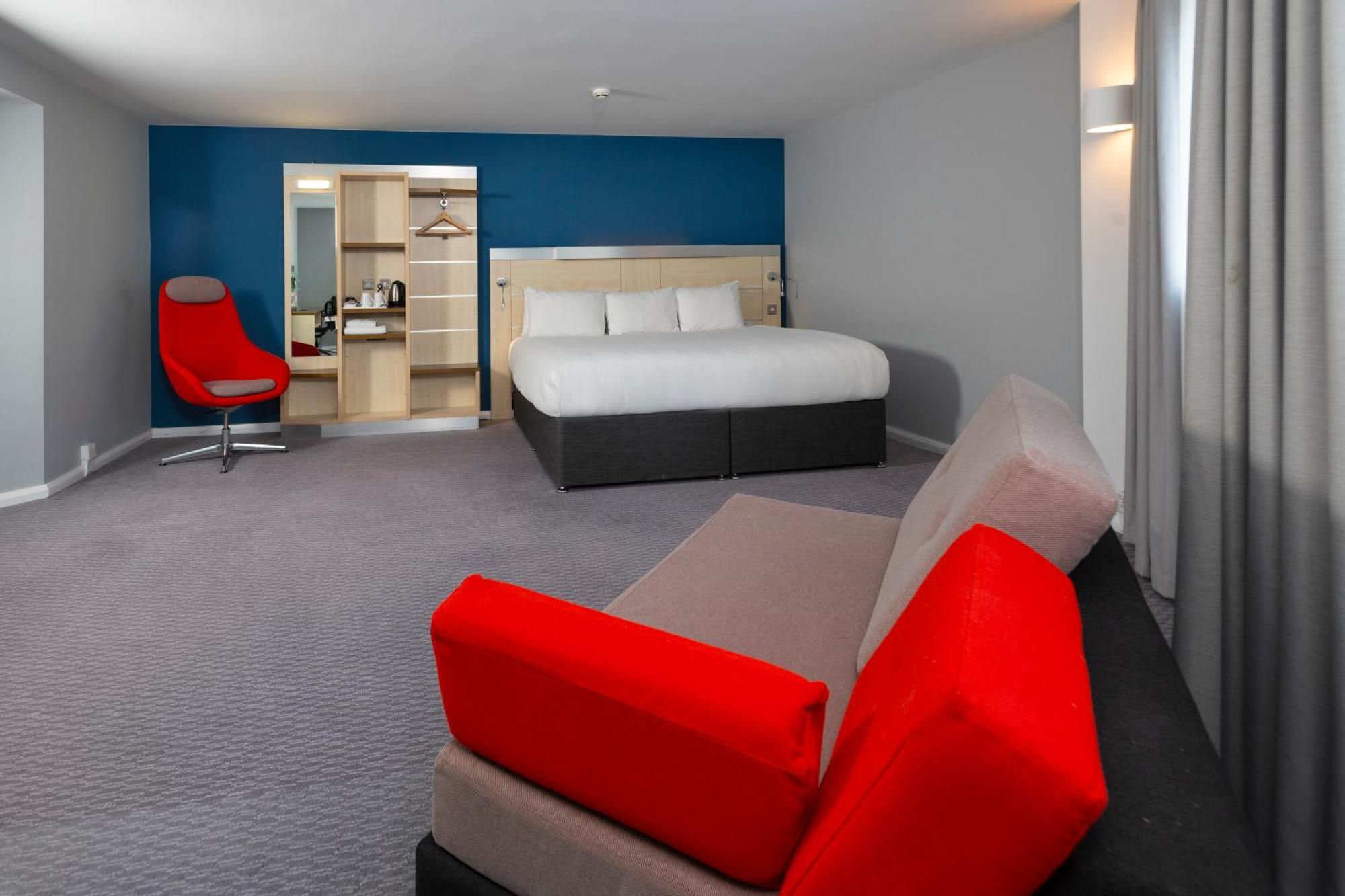 Holiday Inn Express Swindon City Centre By Ihg Екстериор снимка
