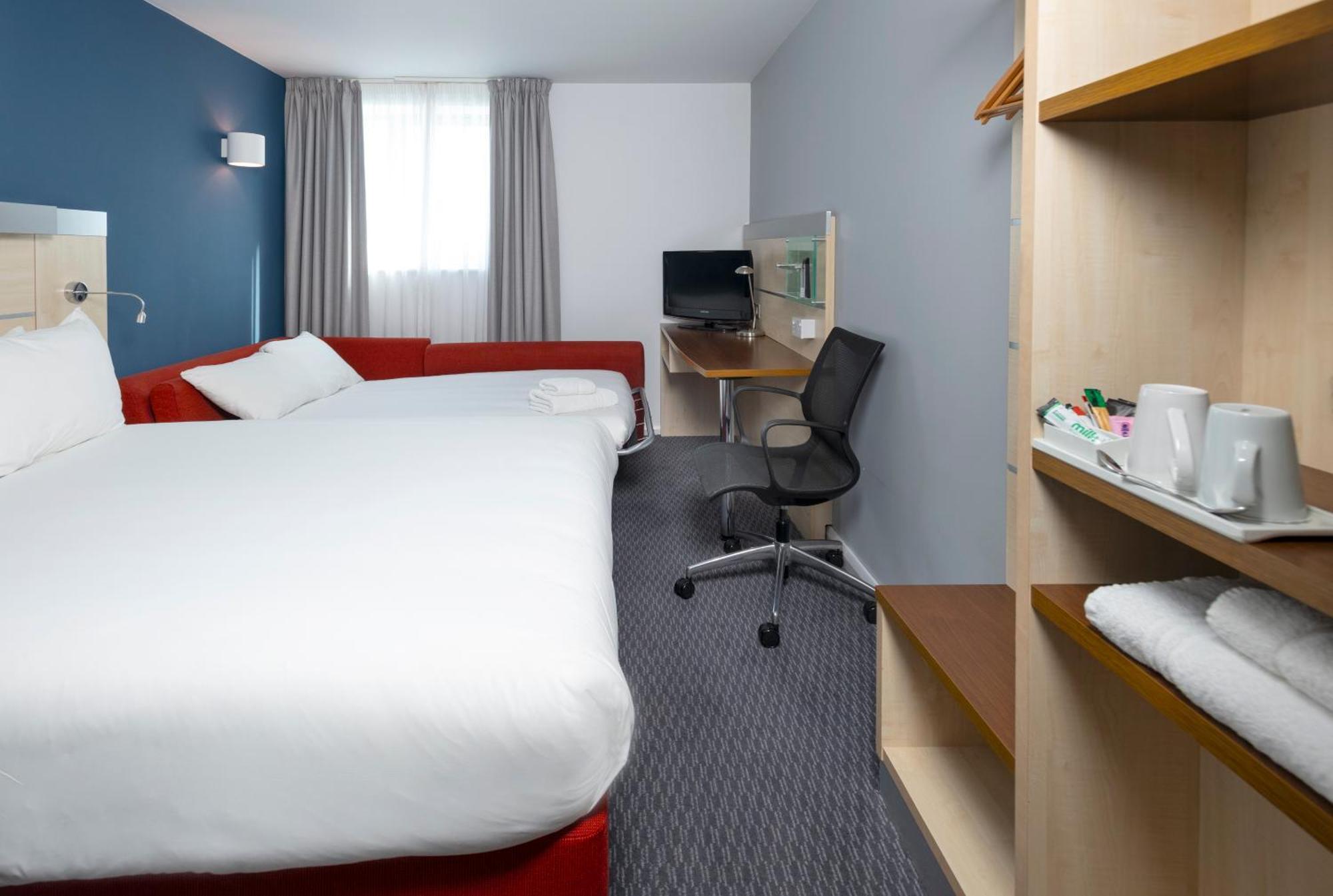 Holiday Inn Express Swindon City Centre By Ihg Екстериор снимка