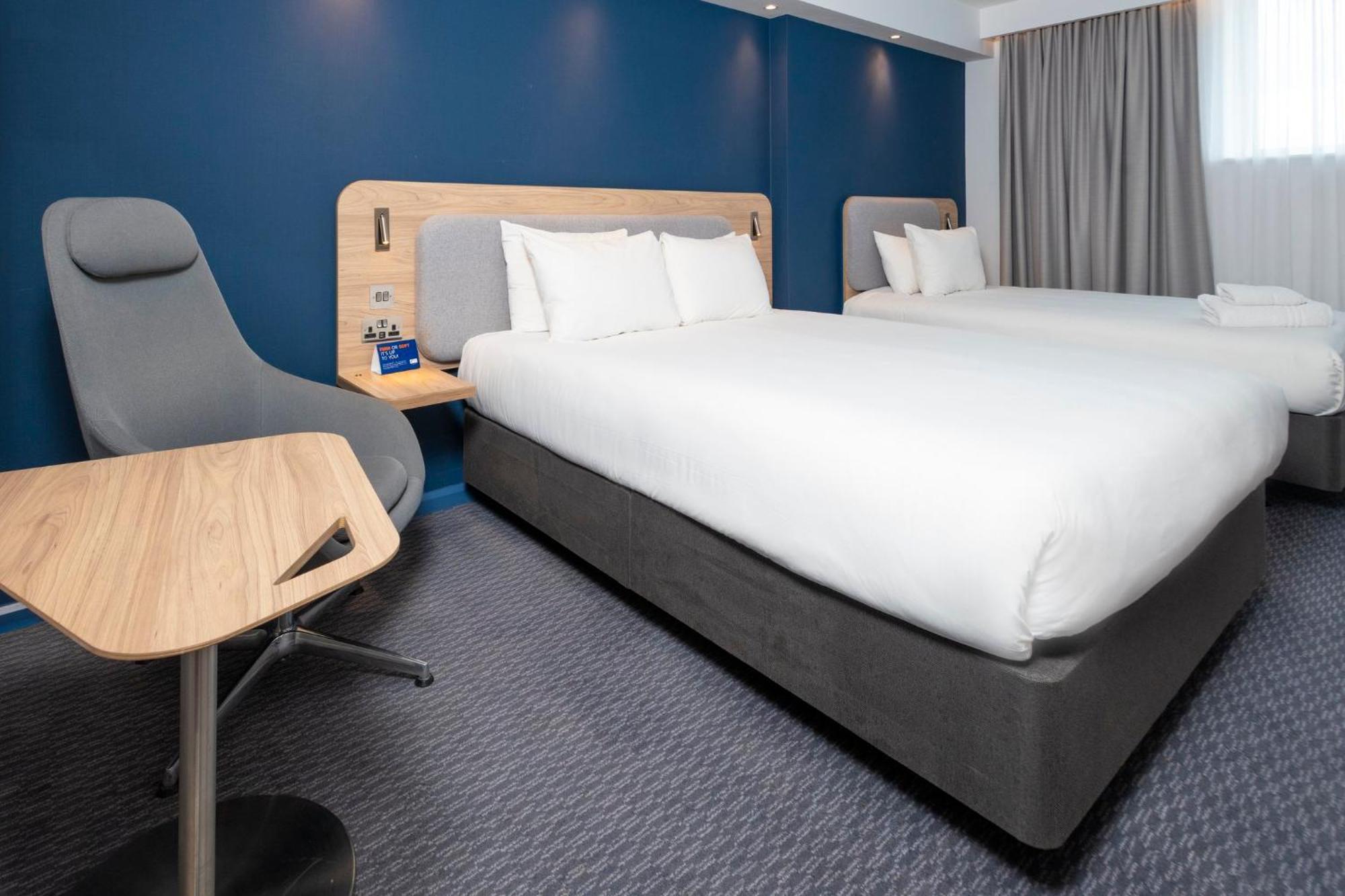 Holiday Inn Express Swindon City Centre By Ihg Екстериор снимка